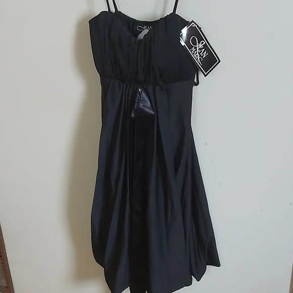 Dress - Picture 2 of 7